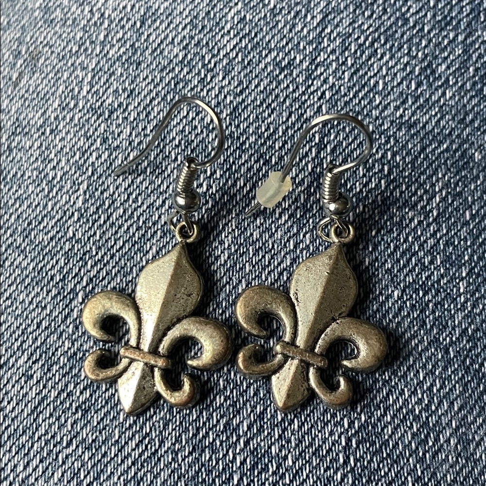 Source Unknown Gold Fleur-de-Lis Earrings